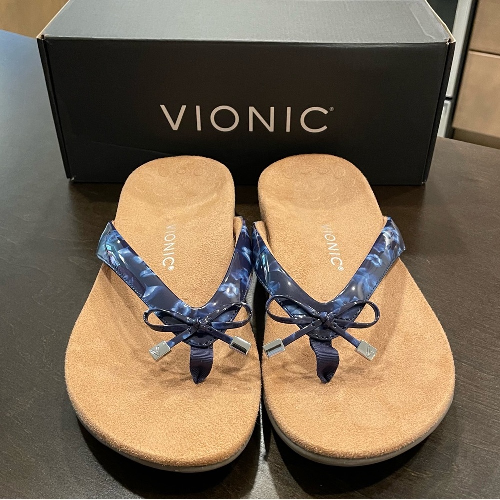 NEW Vionic Navy Floral Flip Flops